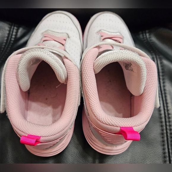 Nike Jordan Max Aura 5 - Girls  size 1.5y  (20.5 Cm). White with pink - Picture 2 of 6